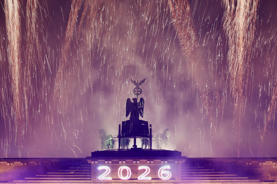 Fuochi d'artificio esplodono sopra la Porta di Bradenburg durante i festeggiamenti per il nuovo anno a Berlino, Germania, 1 gennaio 2026. (REUTERS/Axel Schmidt)