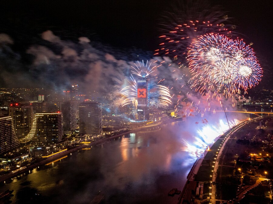 Fuochi d'artificio sul progetto del lungomare di Belgrado e sul fiume Sava durante i festeggiamenti per il nuovo anno a Belgrado, in Serbia, il 31 dicembre 2025. (REUTERS/Djordje Kojadinovic)