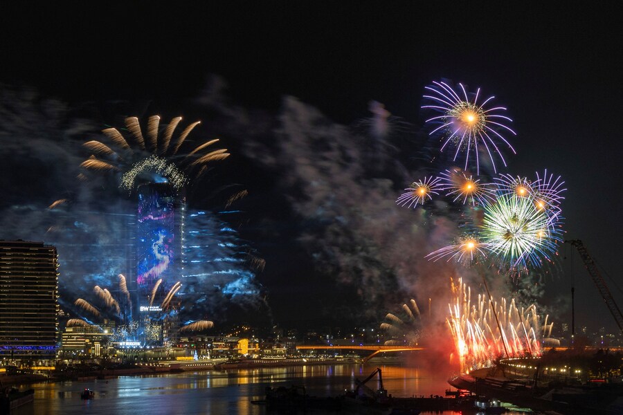 Fuochi d'artificio sul progetto del lungomare di Belgrado e sul fiume Sava durante i festeggiamenti per il nuovo anno a Belgrado, Serbia, 31 dicembre 2025. (REUTERS/Djordje Kojadinovic)
