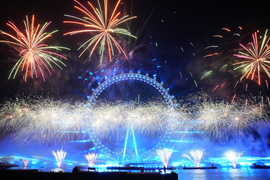 Fuochi d'artificio esplodono sopra la ruota panoramica del London Eye in occasione dei festeggiamenti per il nuovo anno, a Londra, in Gran Bretagna, il 1° gennaio 2026. (REUTERS/Maja Smiejkowska)