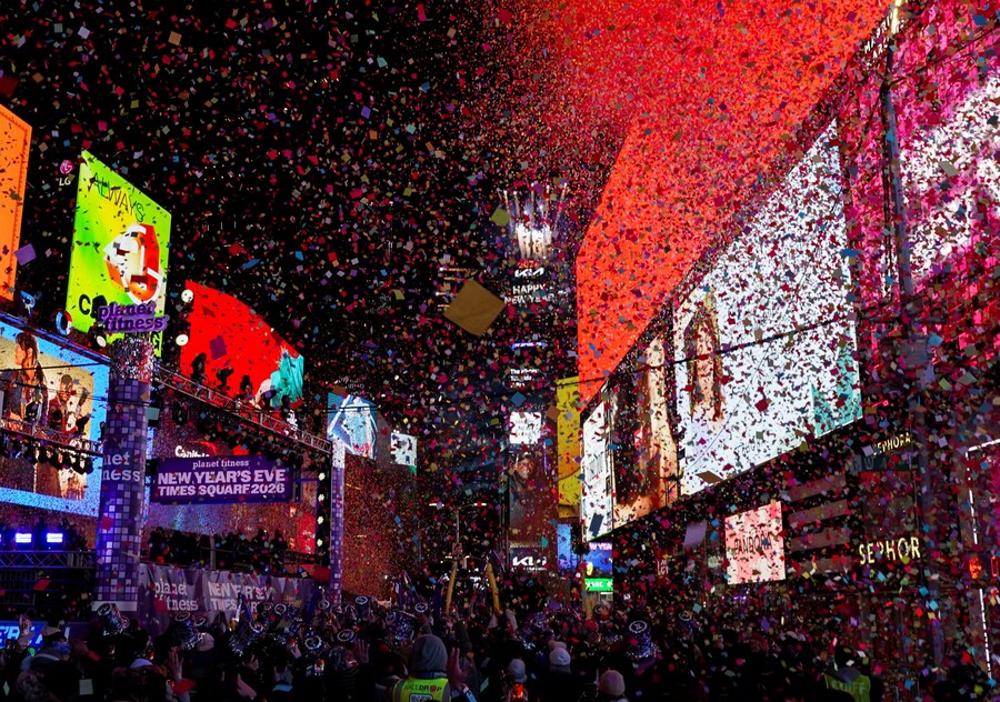 Gocce di coriandoli ed esplosioni di fuochi d'artificio a Times Square, durante i festeggiamenti per il nuovo anno a New York, negli Stati Uniti, il 1° gennaio 2026. (REUTERS/Bing Guan)