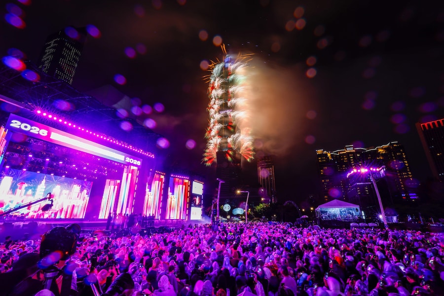 Fuochi d'artificio e giochi di luce illuminano il cielo notturno dal grattacielo Taipei 101 durante i festeggiamenti per il nuovo anno a Taipei, Taiwan, 01 gennaio 2026. (EPA/Ritchie B. Tongo)
