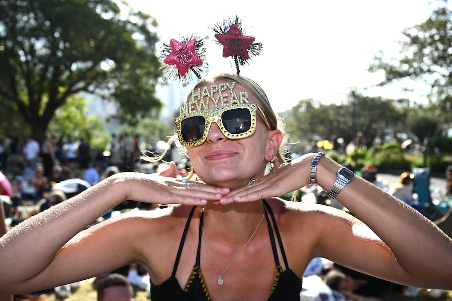 Molly Taylor-South dal Regno Unito posa per una fotografia prima dello spettacolo pirotecnico durante i festeggiamenti di Capodanno presso la Mrs Macquaries Chair di Sydney, Australia, il 31 dicembre 2025. (EPA/Dan Himbrechts)