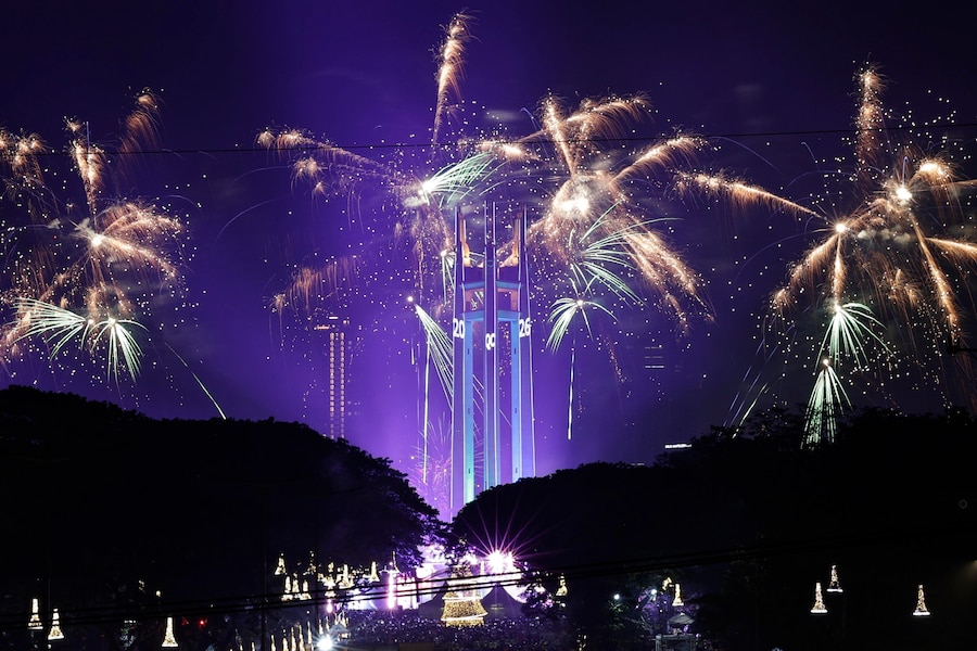 Fuochi d'artificio illuminano il cielo del Quezon Memorial Circle per dare il benvenuto al nuovo anno a Quezon City, Metro Manila, Filippine, 01 gennaio 2026. (EPA/Rolex Dela Pena)