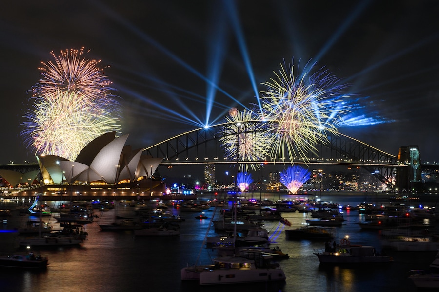 Fuochi d'artificio illuminano il cielo del porto di Sydney durante lo spettacolo Calling Country delle 21:00 per i festeggiamenti di Capodanno a Mrs Macquaries Point a Sydney, Australia, il 31 dicembre 2025. (EPA/Dan Himbrechts)
