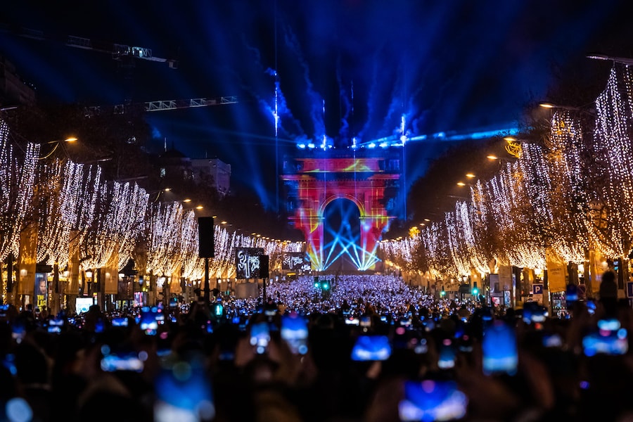 Lo spettacolo di luci e fuochi d'artificio sull'Arco di Trionfo per celebrare il Capodanno 2026 sul viale degli Champs-Elysees a Parigi, Francia, il 31 dicembre 2025. (EPA/Christophe Petit Tesson)