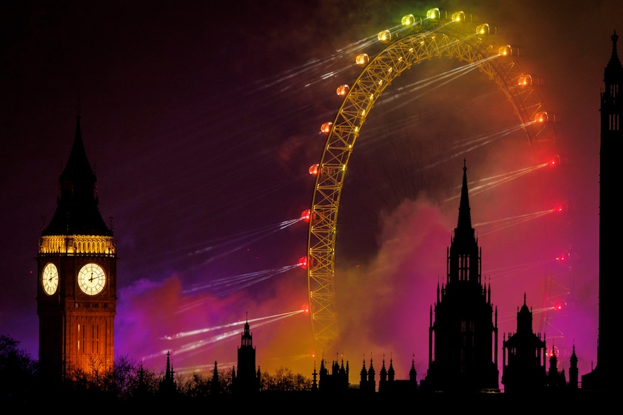 Il fumo si alza sulla Elizabeth Tower e sul London Eye dopo lo spettacolo pirotecnico di Capodanno durante le celebrazioni per il nuovo anno 2026 a Londra, Gran Bretagna, 01 gennaio 2026. L'evento pirotecnico del sindaco di Londra attira ogni anno oltre 100.000 persone lungo il Tamigi. (EPA/Tolga Akmen)