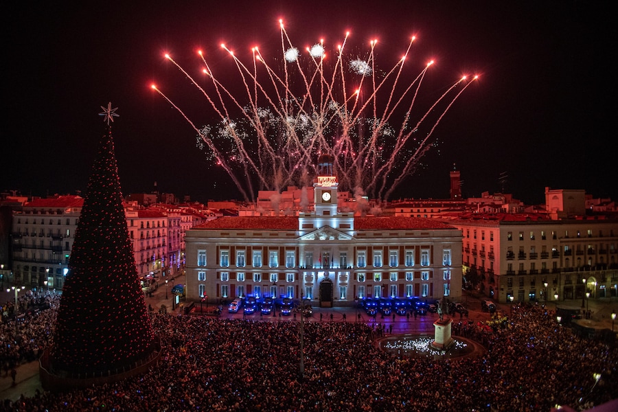 Una fotografia mostra i fuochi d'artificio durante i festeggiamenti di Capodanno alla Puerta del Sol di Madrid, Spagna, 01 gennaio 2026. (EPA/Daniel Gonzalez)