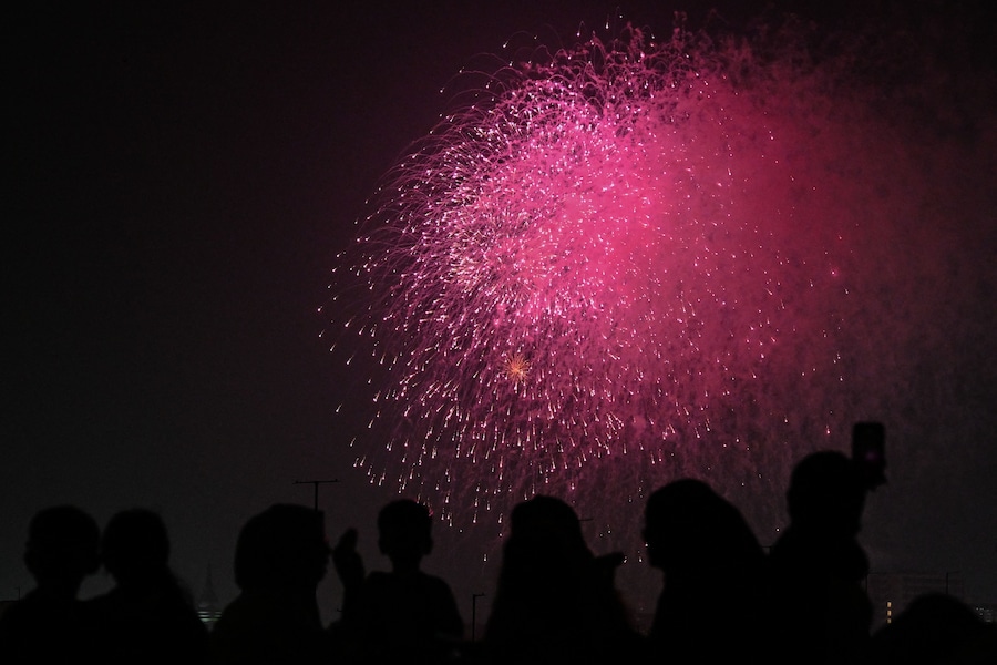 La gente osserva i fuochi d'artificio che esplodono sulla città portuale nell'ambito delle celebrazioni per il nuovo anno a Colombo il 31 dicembre 2025. (Ishara S. Kodikara / AFP)