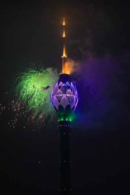Fuochi d'artificio esplodono accanto alla Lotus Tower durante i festeggiamenti per il Capodanno a Colombo il 1° gennaio 2026. (Foto di ) (Ishara S. Kodikara / AFP)