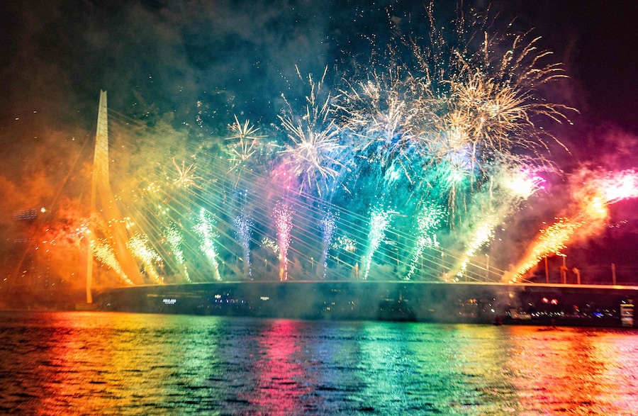 Fuochi d'artificio sul ponte Erasmus durante i festeggiamenti per il nuovo anno a Rotterdam il 1° gennaio 2026. (Iris van den Broek / ANP / AFP)