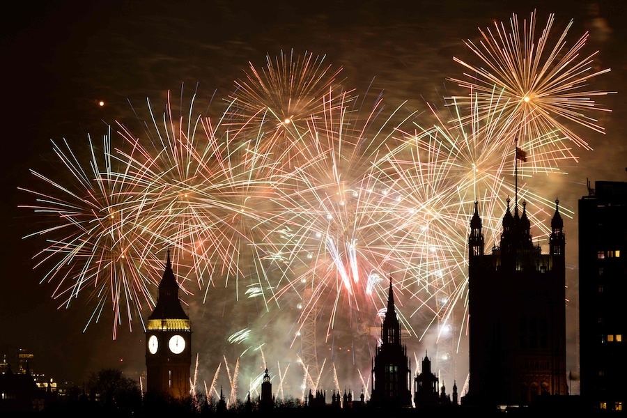 Fuochi d'artificio esplodono nel cielo per inaugurare il nuovo anno intorno al London Eye e alla Elizabeth Tower, comunemente nota con il nome della campana dell'orologio "Big Ben", presso il Palazzo di Westminster, sede del Parlamento, nel centro di Londra, alla mezzanotte del 1° gennaio 2026. (Brook Mitchell / AFP)