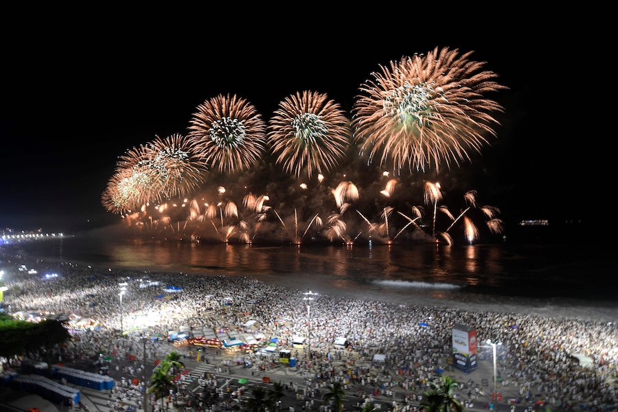 Fuochi d'artificio per festeggiare il nuovo anno esplodono sulla spiaggia di Copacabana durante i festeggiamenti a Rio de Janeiro, in Brasile, il 1° gennaio 2026. Rio de Janeiro ha ricevuto, il 30 dicembre 2025, il titolo di più grande festa di Capodanno del mondo dal Guinness World Records, un riconoscimento della sua famosa festa di massa con spettacoli di musica dal vivo in riva al mare. (Daniel Ramalho / AFP)