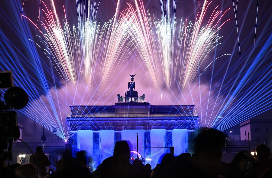Fuochi d'artificio sulla Porta di Brandeburgo durante l'evento di Capodanno "Yeah 26", a Berlino, Germania, giovedì 1 gennaio 2026. (Britta Pedersen/dpa via AP/ Associated Press / LaPresse / APN)