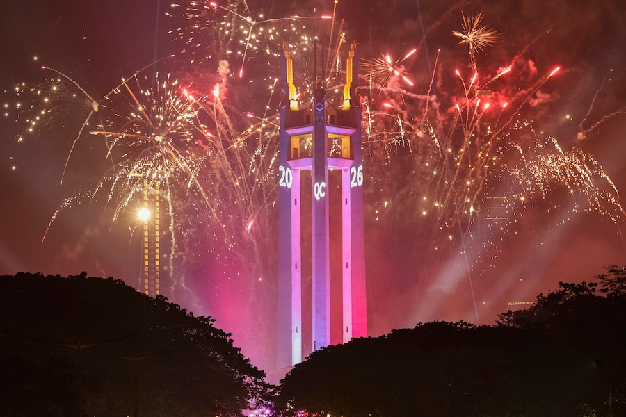 Fuochi d'artificio illuminano il cielo del Quezon Memorial Circle per dare il benvenuto al nuovo anno a Quezon City, Metro Manila, Filippine, 01 gennaio 2026. (EPA/Rolex Dela Pena)