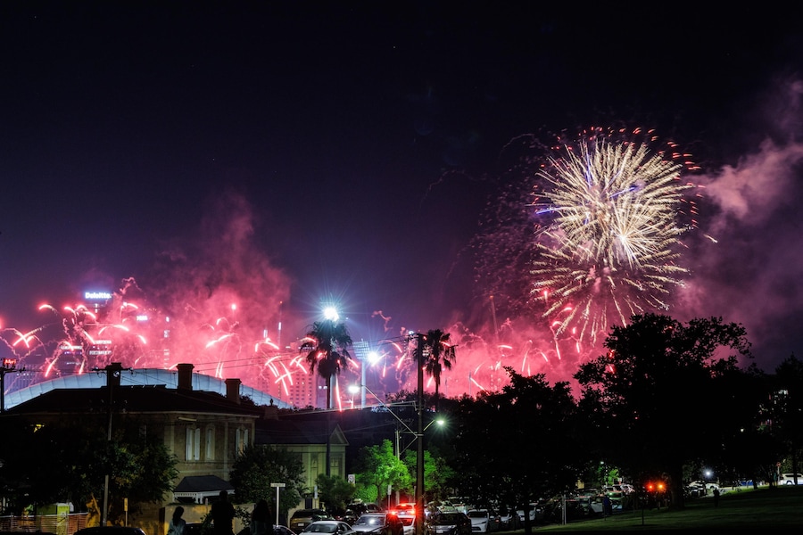 Fuochi d'artificio illuminano il cielo durante i festeggiamenti di Capodanno ad Adelaide, in Australia, il 31 dicembre 2025. (EPA/Matt Turner)