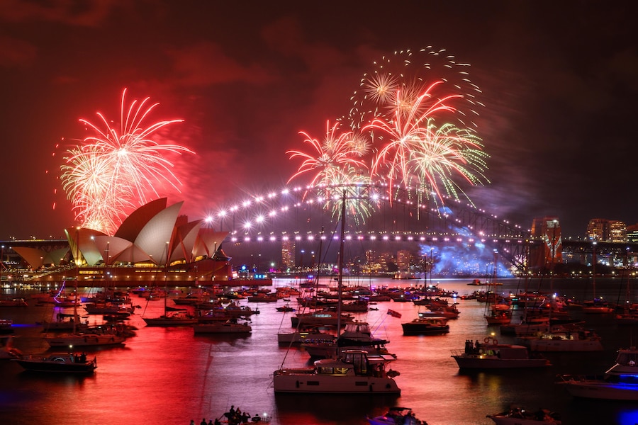 Fuochi d'artificio illuminano il cielo del porto di Sydney durante il Calling Country delle 21:00, durante i festeggiamenti di Capodanno a Mrs Macquaries Point a Sydney, Australia, il 31 dicembre 2025. (EPA/Dan Himbrechts)