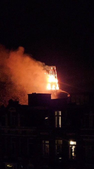 Un incendio è scoppiato sulla torre della chiesa Vondelkerk durante i festeggiamenti di Capodanno ad Amsterdam, Paesi Bassi, il 01 gennaio 2026. (Leon Ritzen via REUTERS)