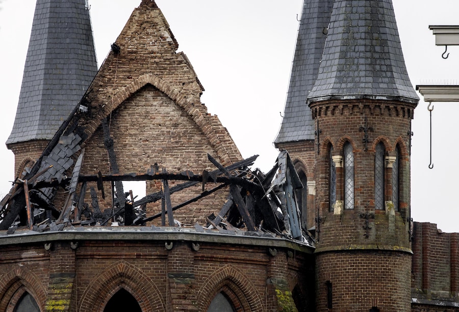 Un incendio è scoppiato sulla torre della chiesa Vondelkerk durante i festeggiamenti di Capodanno ad Amsterdam, Paesi Bassi, il 01 gennaio 2026. (EPA)