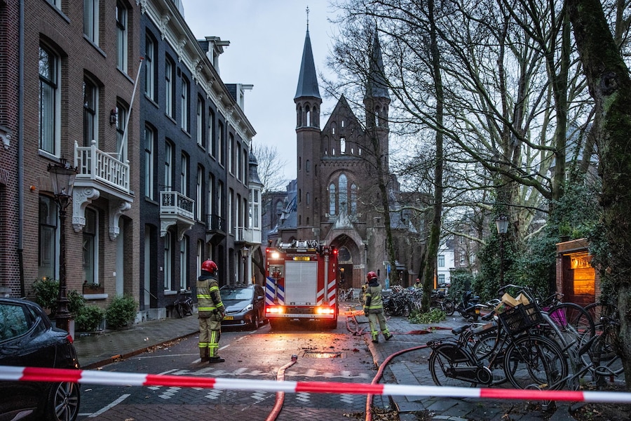 Un incendio è scoppiato sulla torre della chiesa Vondelkerk durante i festeggiamenti di Capodanno ad Amsterdam, Paesi Bassi, il 01 gennaio 2026. (EPA)