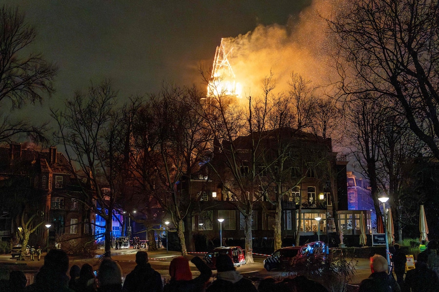 Un incendio è scoppiato sulla torre della chiesa Vondelkerk durante i festeggiamenti di Capodanno ad Amsterdam, Paesi Bassi, il 01 gennaio 2026. (AFP)