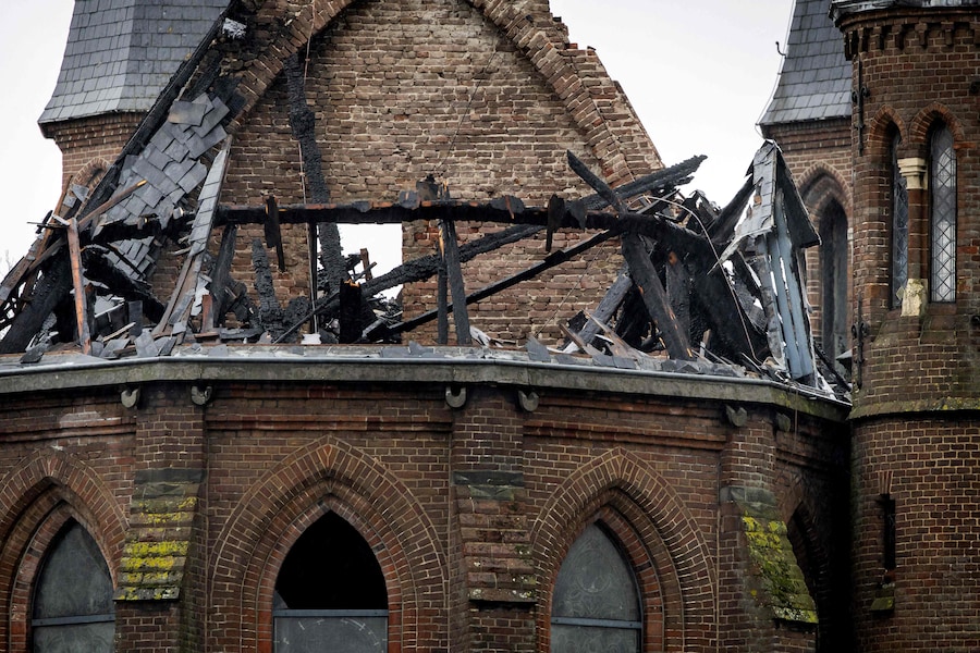 Un incendio è scoppiato sulla torre della chiesa Vondelkerk durante i festeggiamenti di Capodanno ad Amsterdam, Paesi Bassi, il 01 gennaio 2026. (AFP)