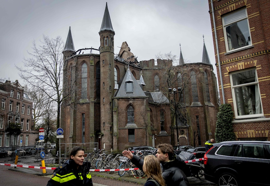 Un incendio è scoppiato sulla torre della chiesa Vondelkerk durante i festeggiamenti di Capodanno ad Amsterdam, Paesi Bassi, il 01 gennaio 2026. (AFP)