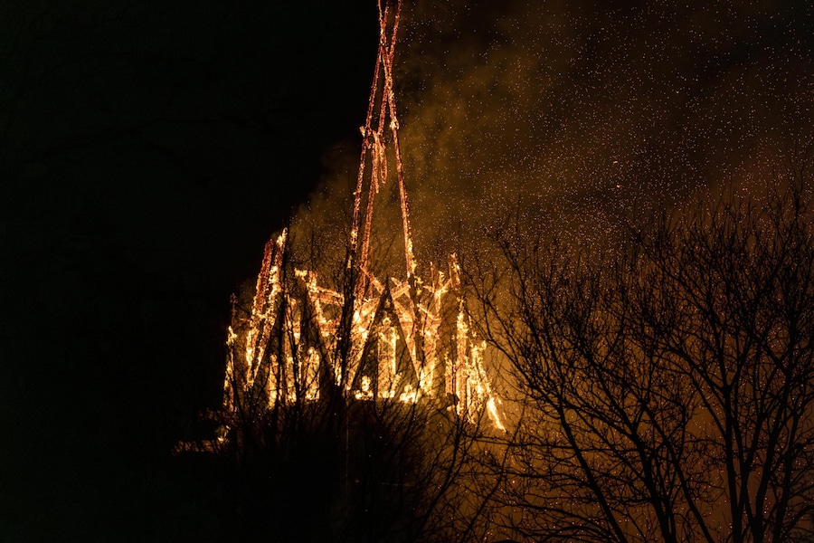 Un incendio è scoppiato sulla torre della chiesa Vondelkerk durante i festeggiamenti di Capodanno ad Amsterdam, Paesi Bassi, il 01 gennaio 2026. (EPA)