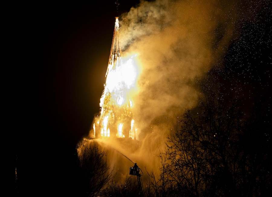 Un incendio è scoppiato sulla torre della chiesa Vondelkerk durante i festeggiamenti di Capodanno ad Amsterdam, Paesi Bassi, il 01 gennaio 2026. (EPA)