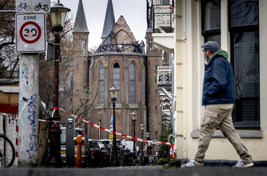 Un incendio è scoppiato sulla torre della chiesa Vondelkerk durante i festeggiamenti di Capodanno ad Amsterdam, Paesi Bassi, il 01 gennaio 2026. (EPA)