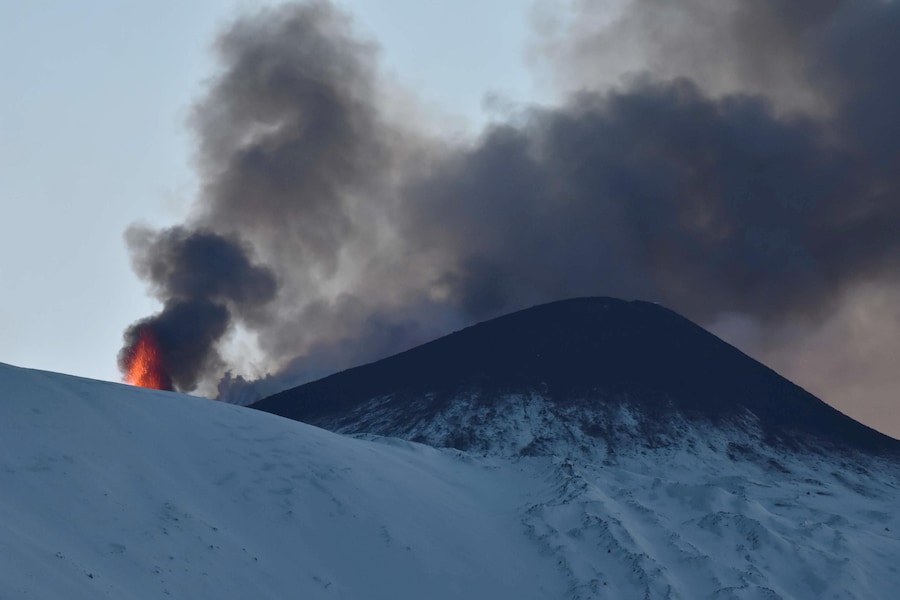 Il vulcano Etna, coperto di neve, sputa lava incandescente vicino a Catania, in Sicilia, 27 dicembre 2025. (ANSA/Orietta Scardino)