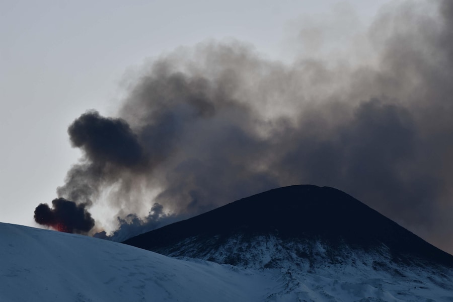 Il vulcano Etna, coperto di neve, sputa lava incandescente vicino a Catania, in Sicilia, 27 dicembre 2025. (ANSA/Orietta Scardino)