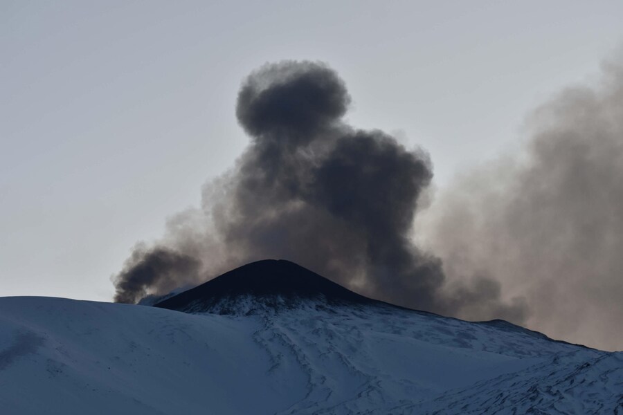 Il vulcano Etna, coperto di neve, sputa lava incandescente vicino a Catania, in Sicilia, Italia, 27 dicembre 2025. (ANSA/Orietta Scardino)