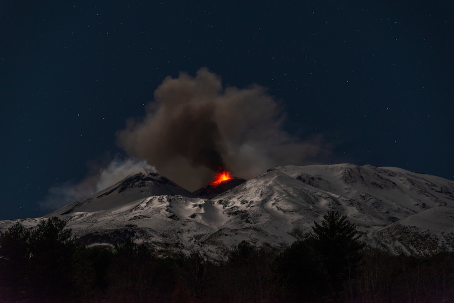 L'attività esplosiva si concentra nel cratere nord-orientale dell'Etna, mentre continua l'eruzione iniziata il 24 dicembre, in Sicilia, Italia. (AP Photo/Salvatore Allegra/ Associate Press/ LaPresse/ APN)