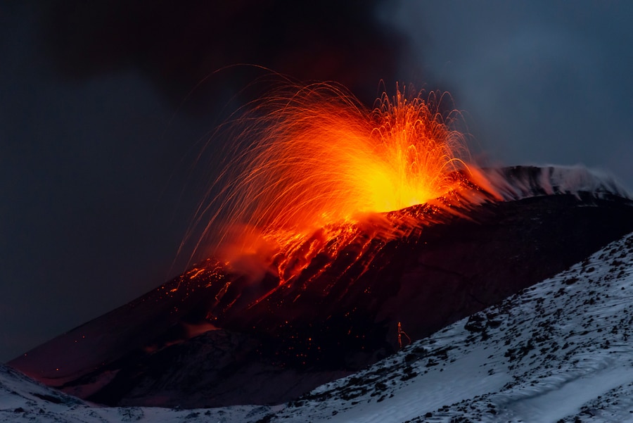 L'attività esplosiva si concentra nel cratere nord-orientale dell'Etna. (AP Photo/Salvatore Allegra/ Associate Press/ LaPresse /APN)