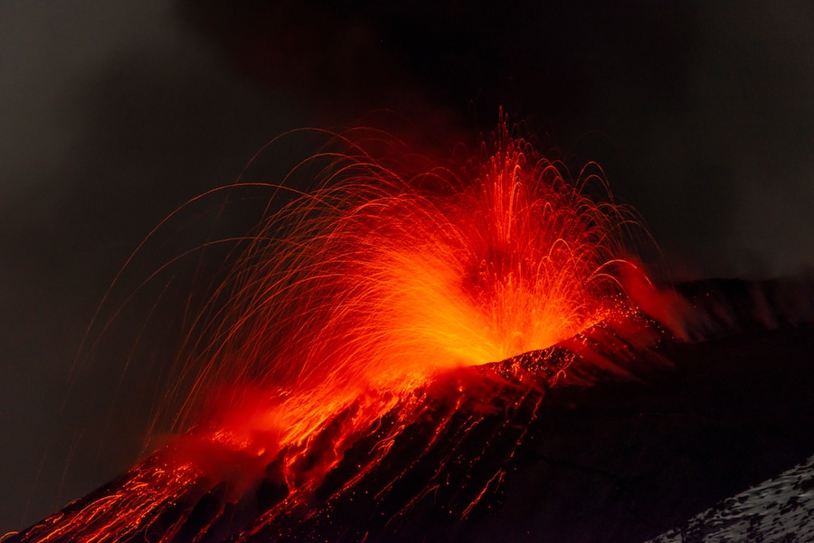 L'attività esplosiva si concentra nel cratere nord-orientale dell'Etna, mentre continua l'eruzione iniziata il 24 dicembre. (AP Photo/Salvatore Allegra/ Associate Press/ LaPresse /APS)