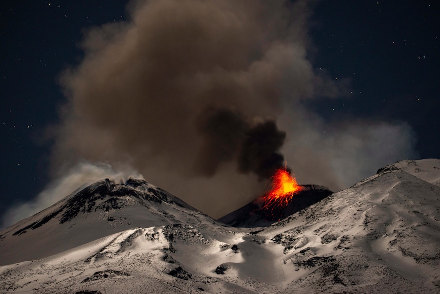 L'attività esplosiva si concentra nel cratere nord-orientale dell'Etna in Sicilia. (AP Photo/Salvatore Allegra, File/ Associated Press / LaPresse /APN)