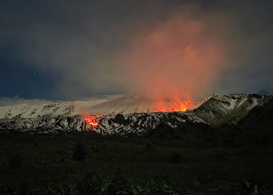 La colata lavica dalla bocca apertasi a quota 2.100 metri sull'Etna, 2 gennaio 2026. (ANSA/Ingv Roma)
