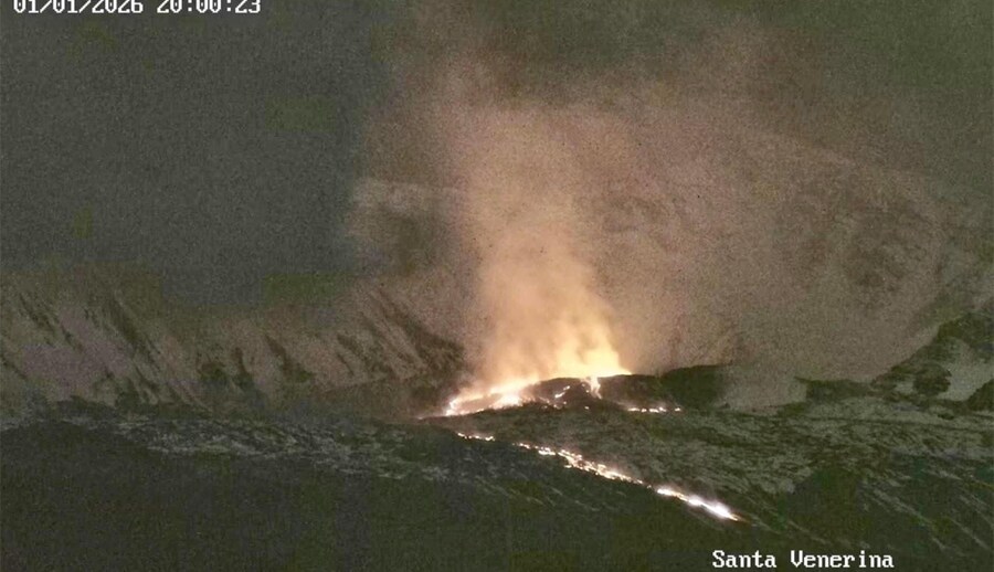 La bocca effusiva attiva nella Valle del Bove dell'Etna si trova in prossimità di monte Simone, a una quota circa di 2.100 euro sul livello del mare. Il fronte lavico più avanzato si trova attualmente a sud di Rocca Musarra, a quota 1.580 metri sul livello del mare. E' quanto emerge da sopralluoghi di personale dell'Istituto nazionale di geofisica e vulcanologia, Osservatorio etneo, di Catania, e dall'analisi di immagini satellitari. (ANSA/US Dipartimento regionale Protezione civile Sicilia)