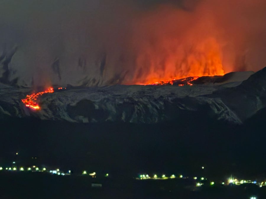 Un'attività effusiva con l'emissione di una colata è presente all'interno della desertica Valle del Bove dell'Etna in corrispondenza della parete Nord-Occidentale in una foto concessa da Turi Caggegi, Catania, 1 gennaio 2026. (ANSA/Turi Caggegi)