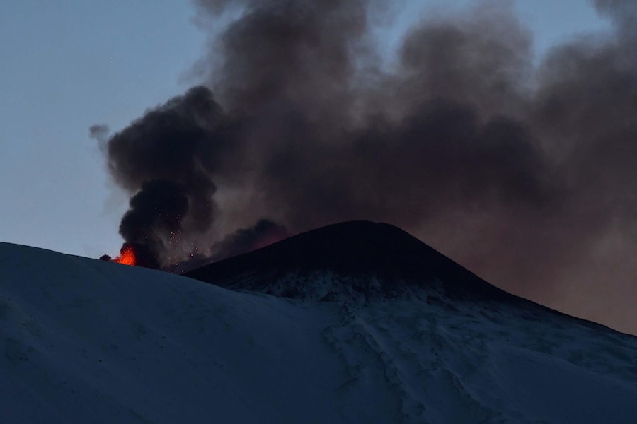 Il vulcano Etna, coperto di neve, sputa lava incandescente vicino a Catania, in Sicilia, Italia, 27 dicembre 2025. (ANSA/Orietta Scardino)
