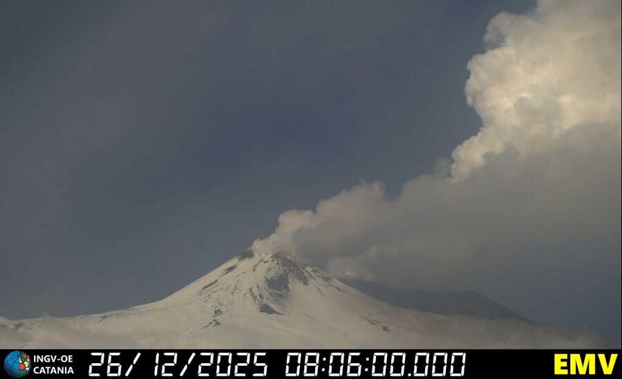 Un'intensa e continua attività stromboliana è in corso al cratere di Nord-Est dell'Etna, con lancio di materiale incandescente, che a volte ricade sul fianco del cono, ed emissione di modeste quantità di cenere vulcanica. La nube eruttiva viene portata dal vento in direzione nord-est, e sono state segnalate leggere ricadute di cenere a Piano Provenzana e a Taormina. Sporadiche esplosioni stromboliane sono avvenute, la notte scorsa, anche al cratere Bocca Nuova con lancio di materiale incandescente fino a diverse decine di metri sopra l'orlo craterico. (ANSA/Ingv-Osservatorio etneo di Catania)