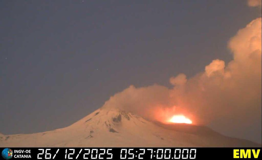 Un'intensa e continua attività stromboliana è in corso al cratere di Nord-Est dell'Etna, con lancio di materiale incandescente, che a volte ricade sul fianco del cono, ed emissione di modeste quantità di cenere vulcanica. La nube eruttiva viene portata dal vento in direzione nord-est, e sono state segnalate leggere ricadute di cenere a Piano Provenzana e a Taormina. Sporadiche esplosioni stromboliane sono avvenute, la notte scorsa, anche al cratere Bocca Nuova con lancio di materiale incandescente fino a diverse decine di metri sopra l'orlo craterico. (ANSA/Ingv-Osservatorio etneo di Catania)