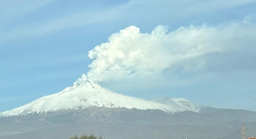Una veduta dell'Etna da San Giovanni La Punta (Catania) in una foto del 26 dicembre 2025. (ANSA/Maugeri)