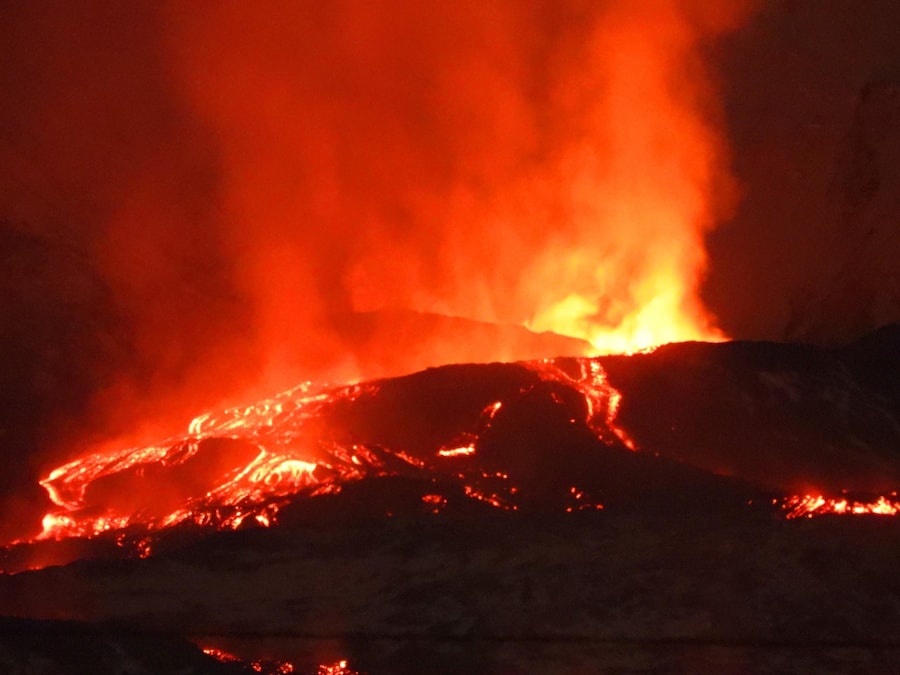 Un'immaginea della bocca effusiva nella desertica Valle del Bove dell'Etna, in prossimità di monte Simone, a circa 2.100 metri, da cui emerge una colata il cui fronte lavico ha raggiunto a quota 1.580 metri, 2 gennaio 2026. (ANSA/FACEBOOK/ Boris Behncke)