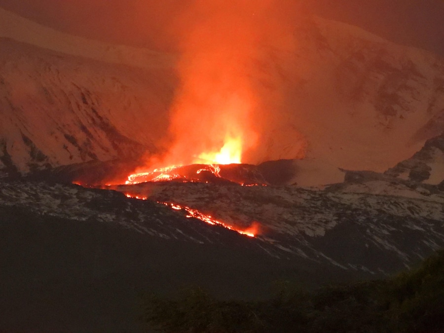 Un'immaginea della bocca effusiva nella desertica Valle del Bove dell'Etna, in prossimità di monte Simone, a circa 2.100 metri, da cui emerge una colata il cui fronte lavico ha raggiunto a quota 1.580 metri, 2 gennaio 2026. (ANSA/ FACEBOOK/ Boris Behncke)