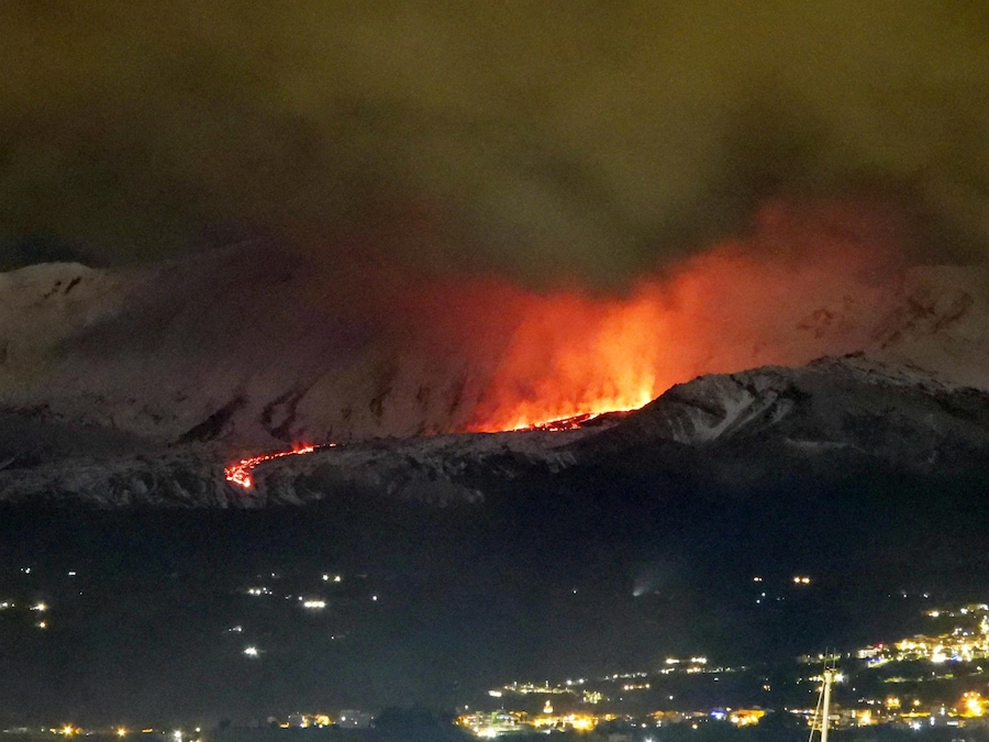 Un'immaginea della bocca effusiva nella desertica Valle del Bove dell'Etna, in prossimità di monte Simone, a circa 2.100 metri, da cui emerge una colata il cui fronte lavico ha raggiunto a quota 1.580 metri, 2 gennaio 2026. (ANSA/FACEBOOK/ Boris Behncke)