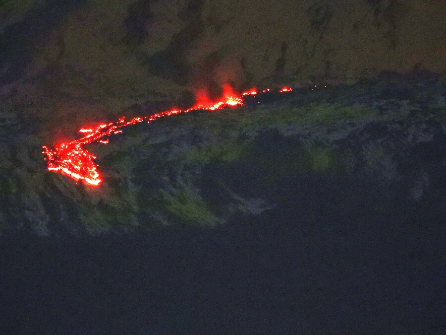 Un'immaginea della bocca effusiva nella desertica Valle del Bove dell'Etna, in prossimità di monte Simone, a circa 2.100 metri, da cui emerge una colata il cui fronte lavico ha raggiunto a quota 1.580 metri, 2 gennaio 2026. (ANSA/ FACEBOOK/ Boris Behncke)
