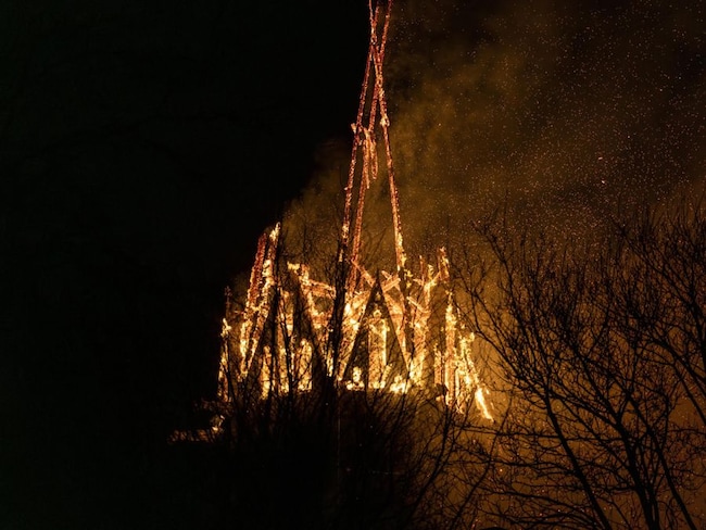 Incendio in una chiesa ad Amsterdam, crolla il campanile