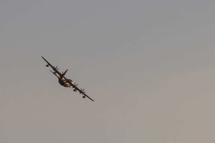Un aereo HC-130J della Guardia Costiera statunitense sorvola l'ex base navale di Roosevelt Roads prima di atterrare, dopo che il presidente americano Donald Trump ha dichiarato che gli Stati Uniti hanno colpito il Venezuela e catturato il presidente Nicolas Maduro e sua moglie Cilia Flores, a Ceiba, Porto Rico, 3 gennaio 2026. REUTERS/Eva Marie Uzcategui (REUTERS)